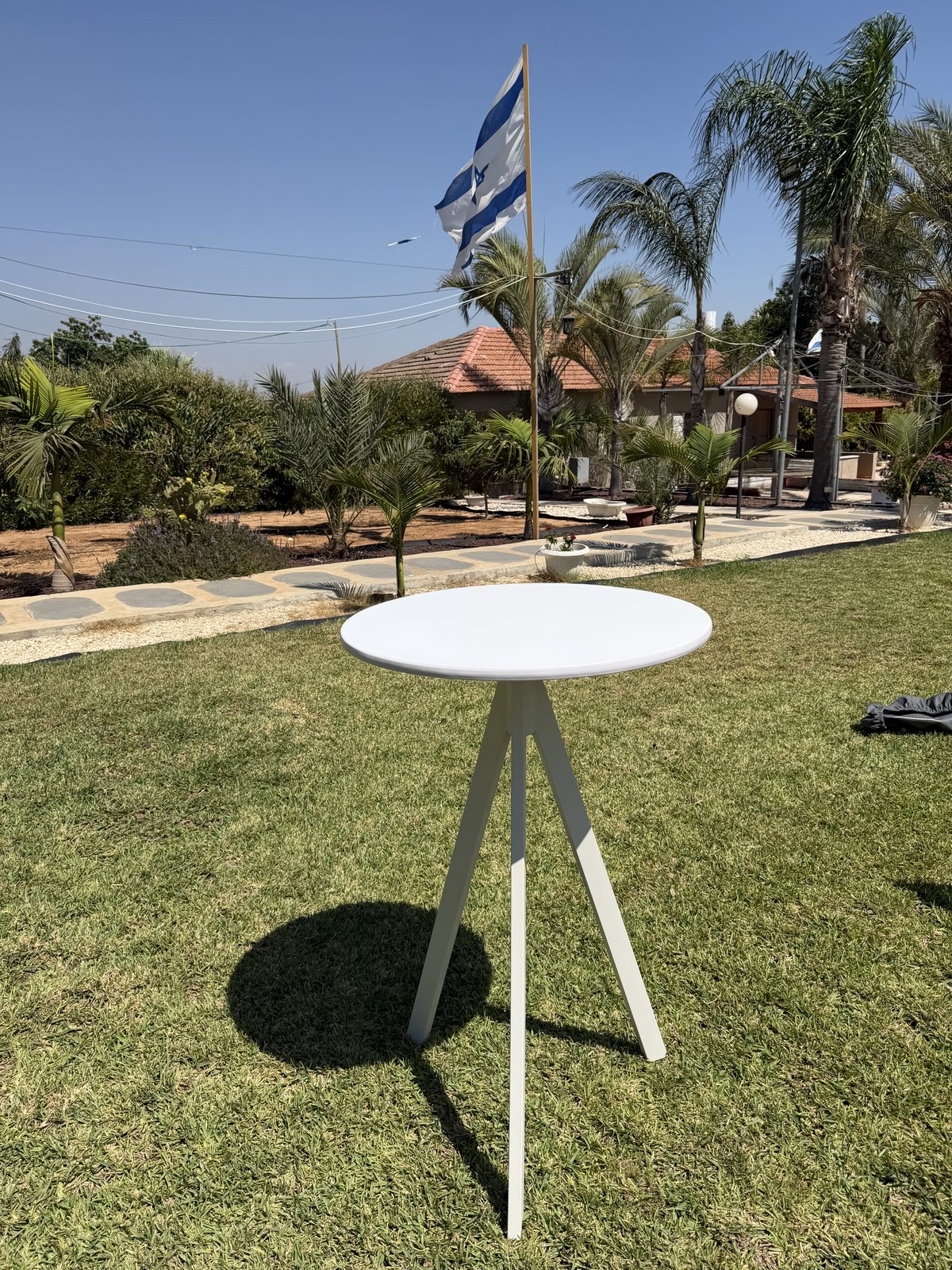 שולחן בר עם פלטה עגולה לבנה להשכרה