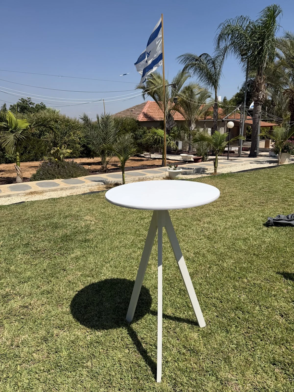 שולחן בר עם פלטה עגולה לבנה להשכרה