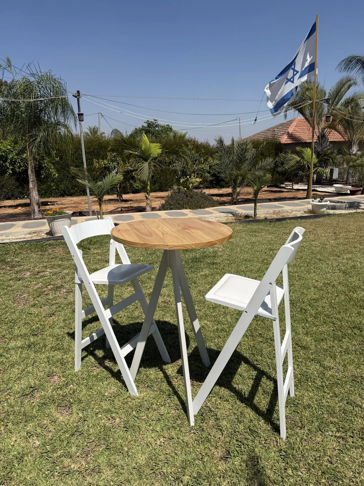 שולחן בר עגול עם פלטת עץ וכיסאות בר באירוע