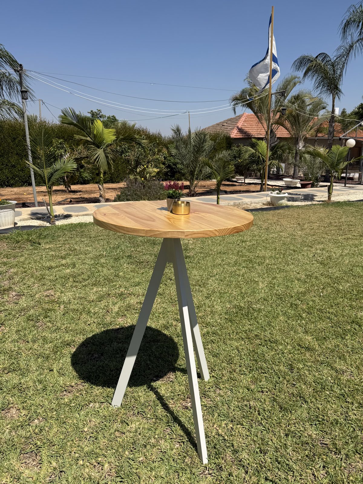 שולחן בר עם פלטה עגולה בצבע עץ להשכרה