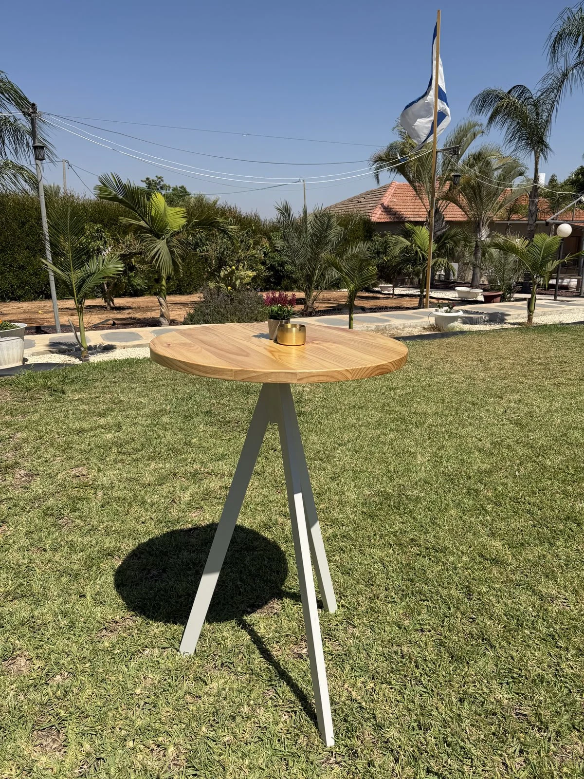 שולחן בר עם פלטה עגולה בצבע עץ להשכרה