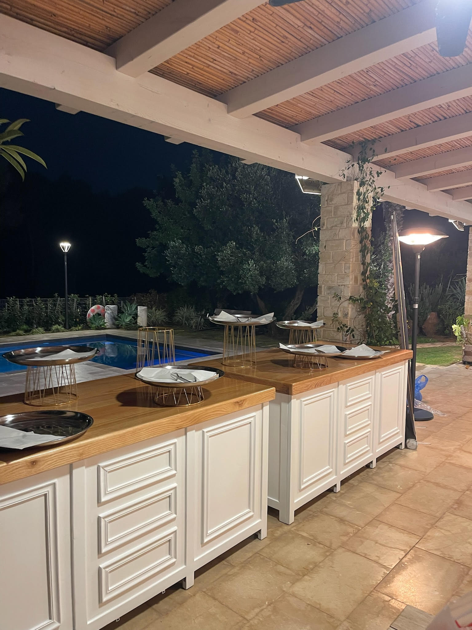 עמדת בופה להשכרה לאירועים עם מזנון לבן ומשטח עץ להגשת אוכל