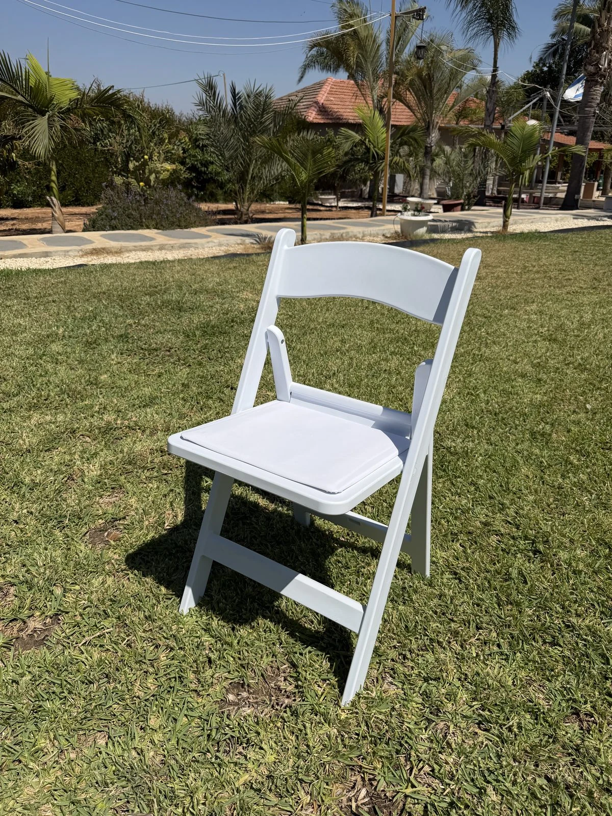 כיסא תאילנדי רזין איכותי לבן להשכרה