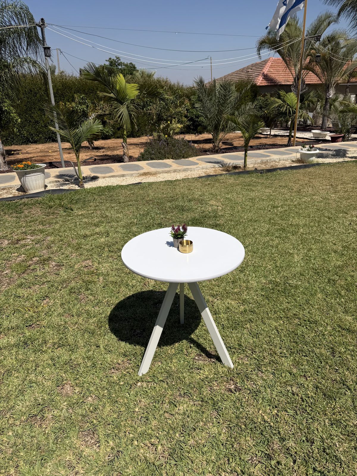 שולחן קפה עם פלטה עגולה לבנה להשכרה