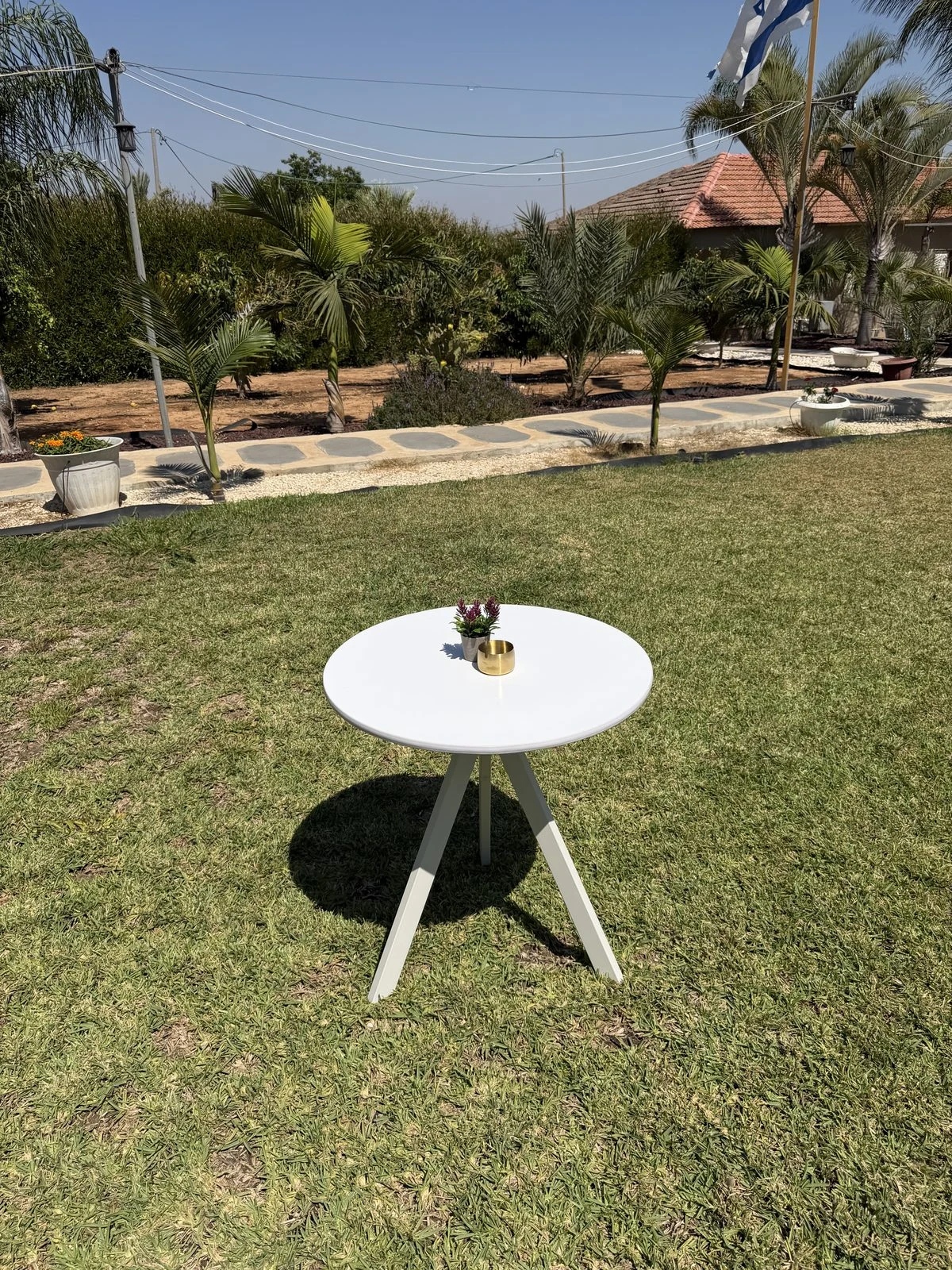שולחן קפה עם פלטה עגולה לבנה להשכרה