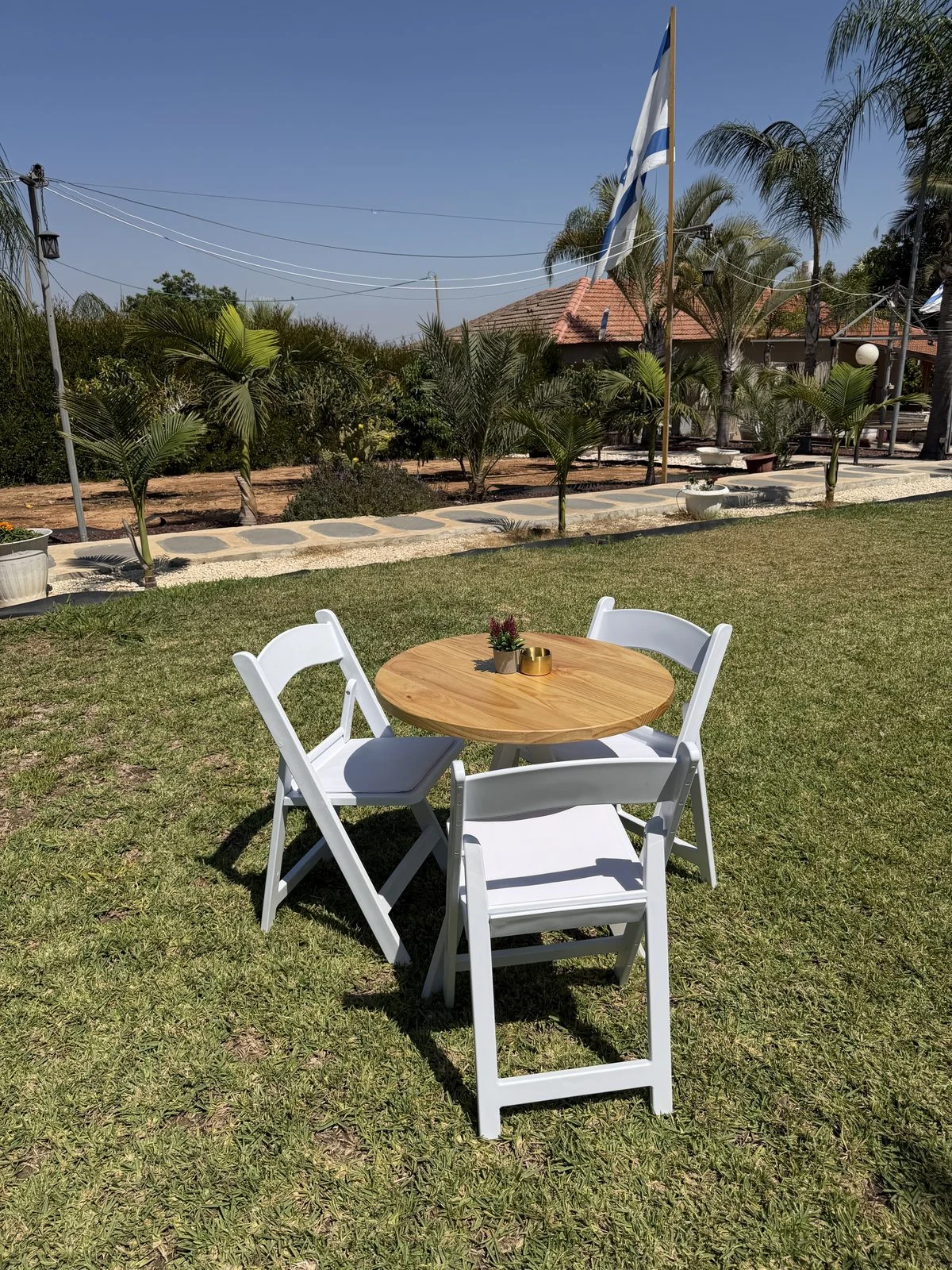 שולחן קפה עגול עם פלטת עץ וכיסאות באירוע