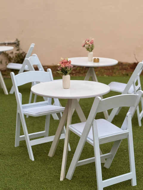 פינת קפה מעוצבת לאירועים עם שולחנות עגולים וכיסאות לבנים