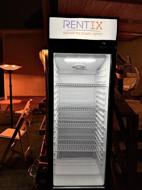 מקרר תצוגה להשכרה לאירועים, מתאים לשתייה קלה ואחסון בקבוקים