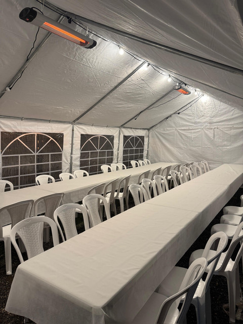 אוהל ושולחנות להשכרה לאירועים עם כיסאות לבנים מסודרים