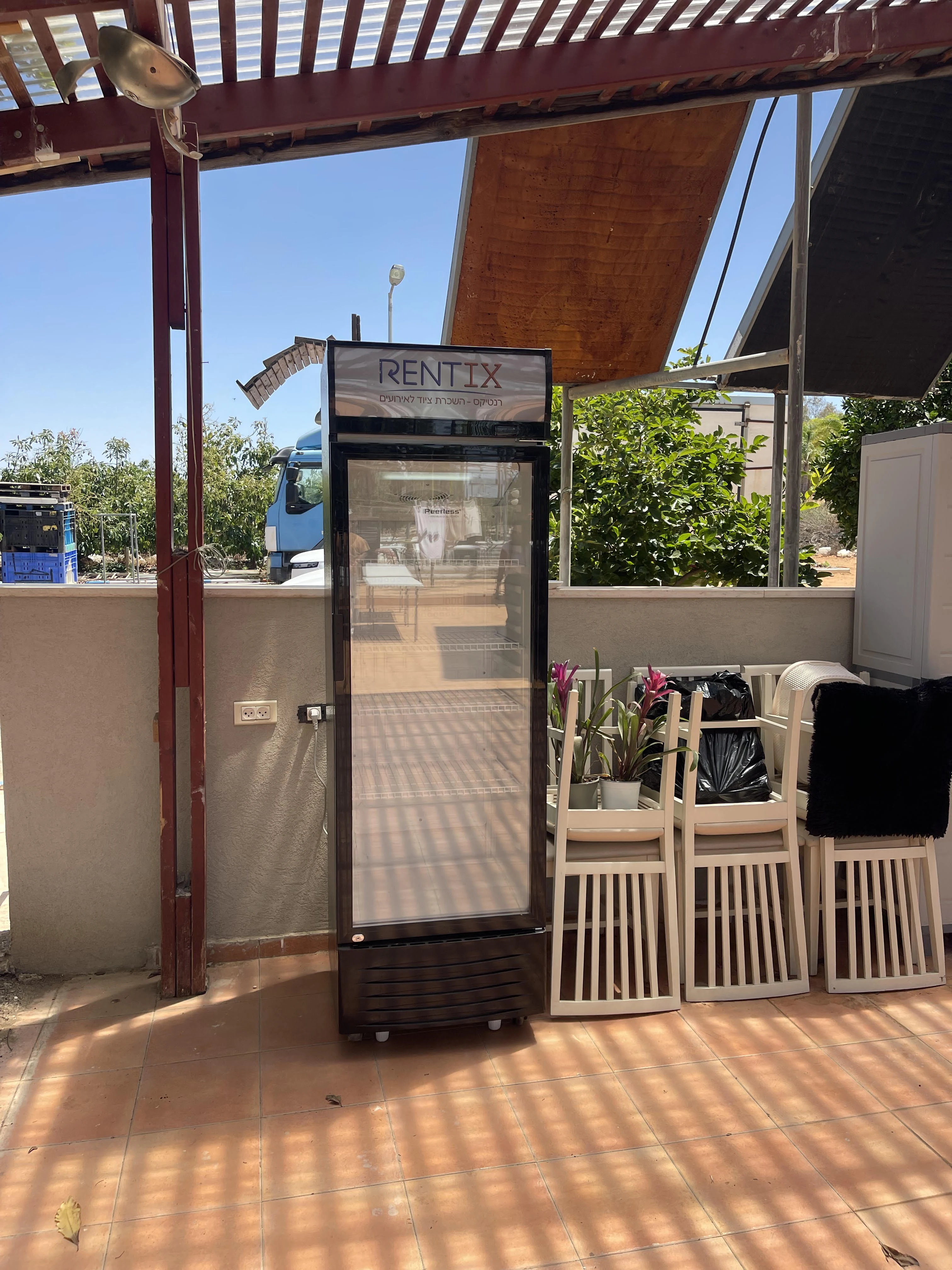 מקרר ויטרינה עומד באירוע