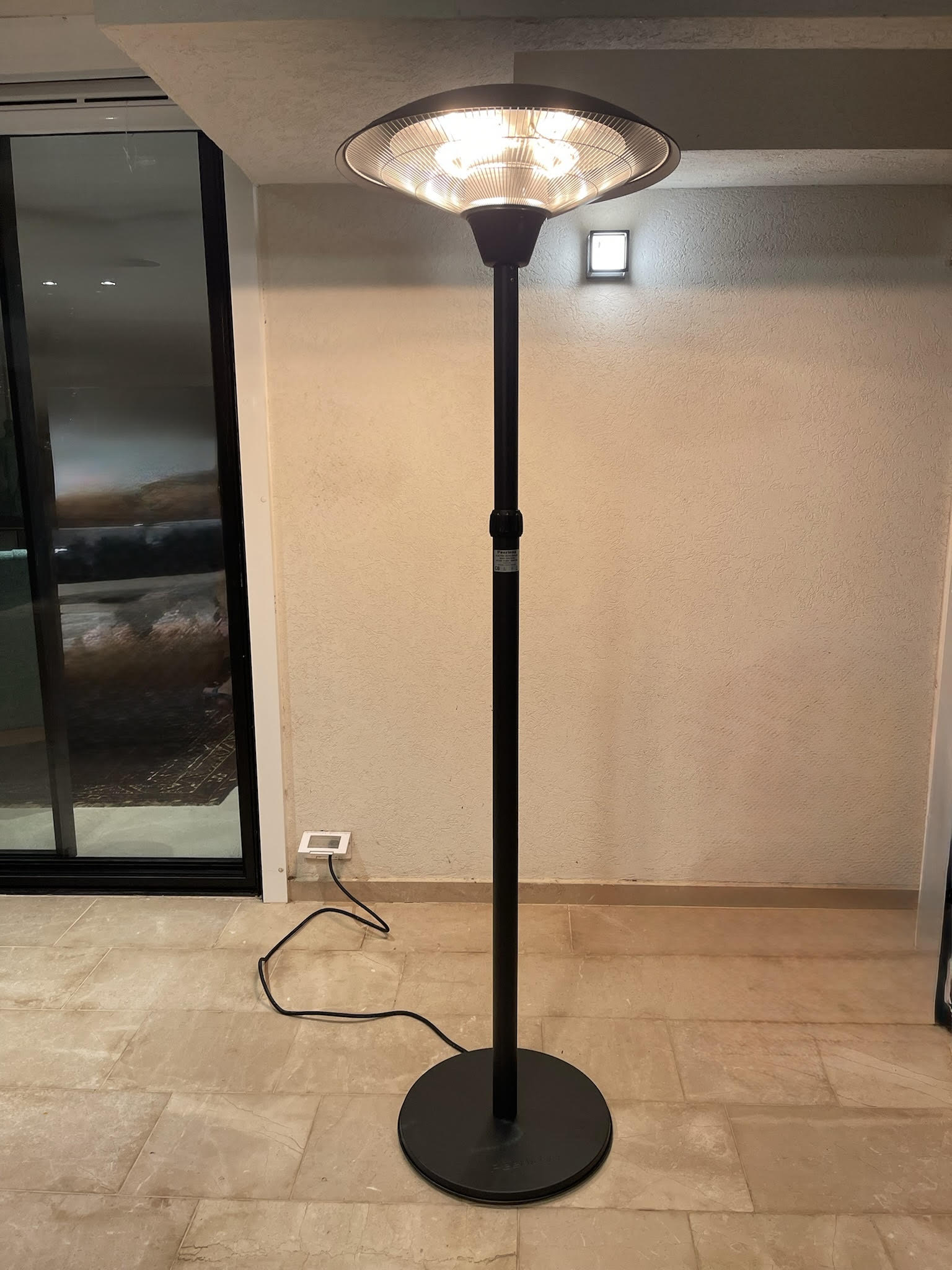 פטריית חימום להשכרה לאירועים, מתאימה לחימום אזורי ישיבה חיצוניים