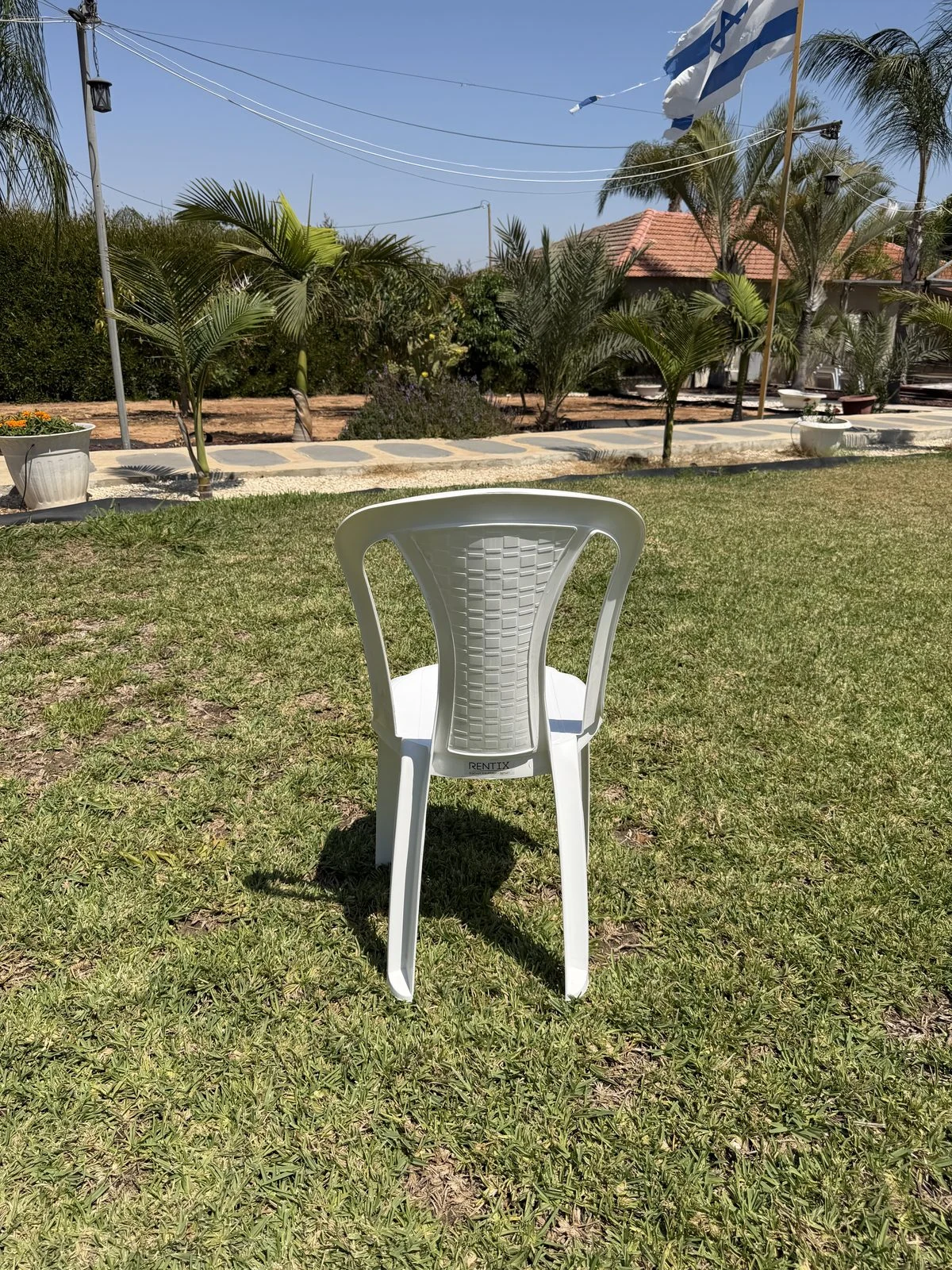 כיסא פלסטיק איכותי לבן להשכרה - מבט מאחור