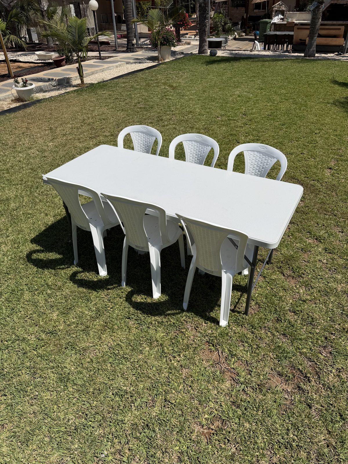 שולחן פוליאתילן מסודר לישיבה של שישה אנשים