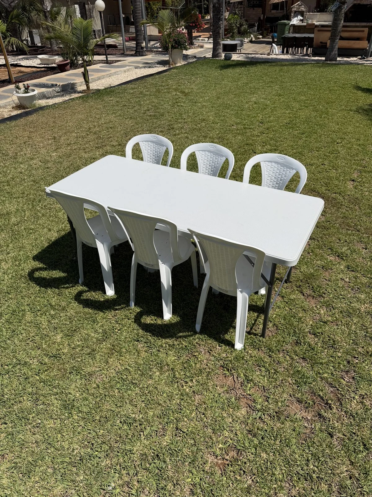 שולחן פוליאתילן מסודר לישיבה של שישה אנשים