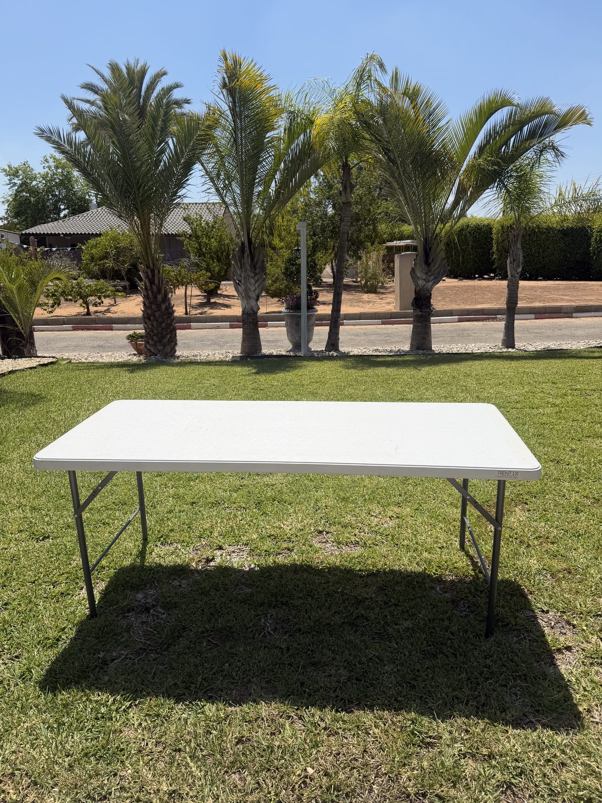 שולחן פלסטיק לבן להשכרה עם רגליים מתקפלות