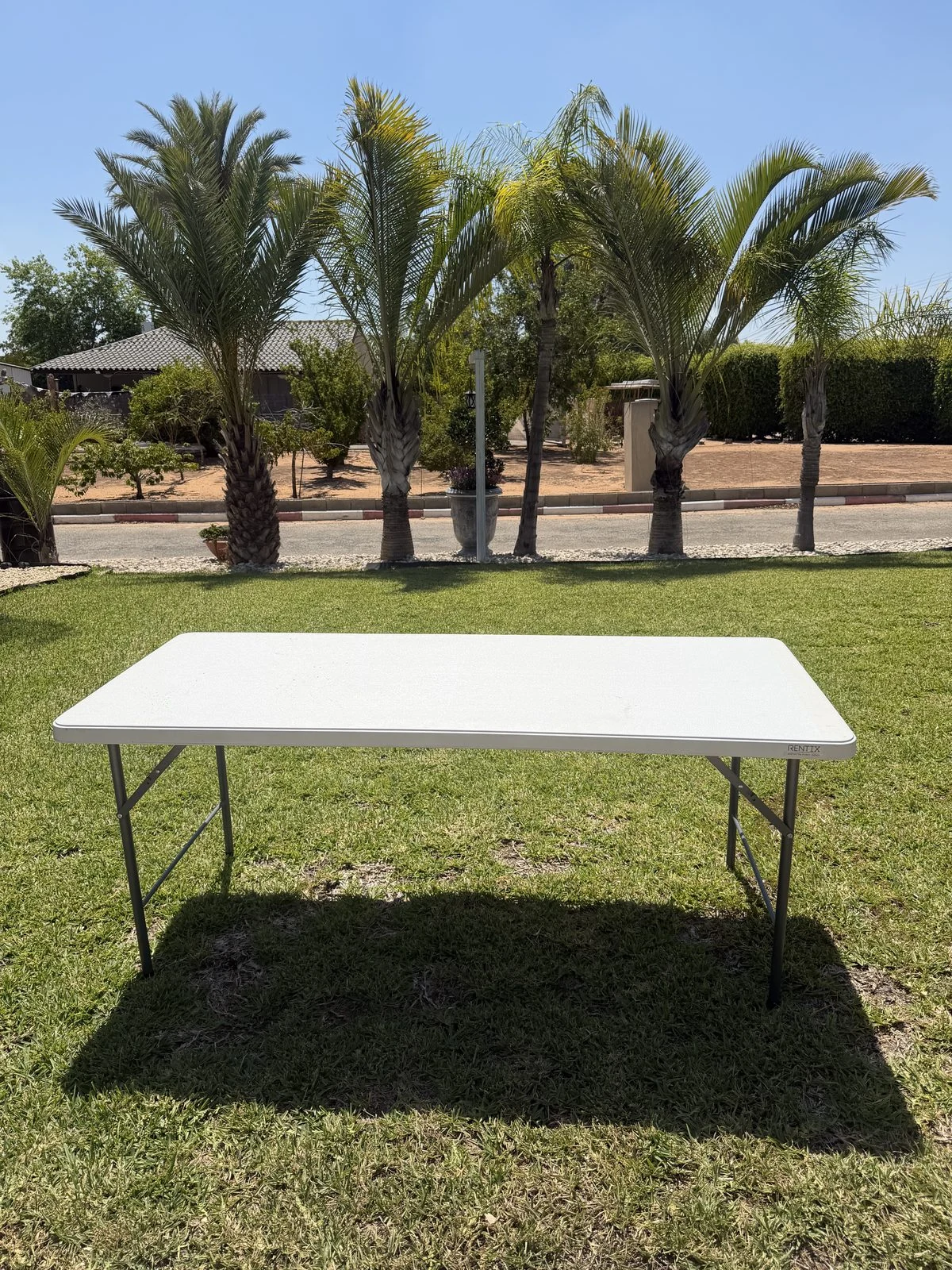 שולחן פלסטיק לבן להשכרה עם רגליים מתקפלות