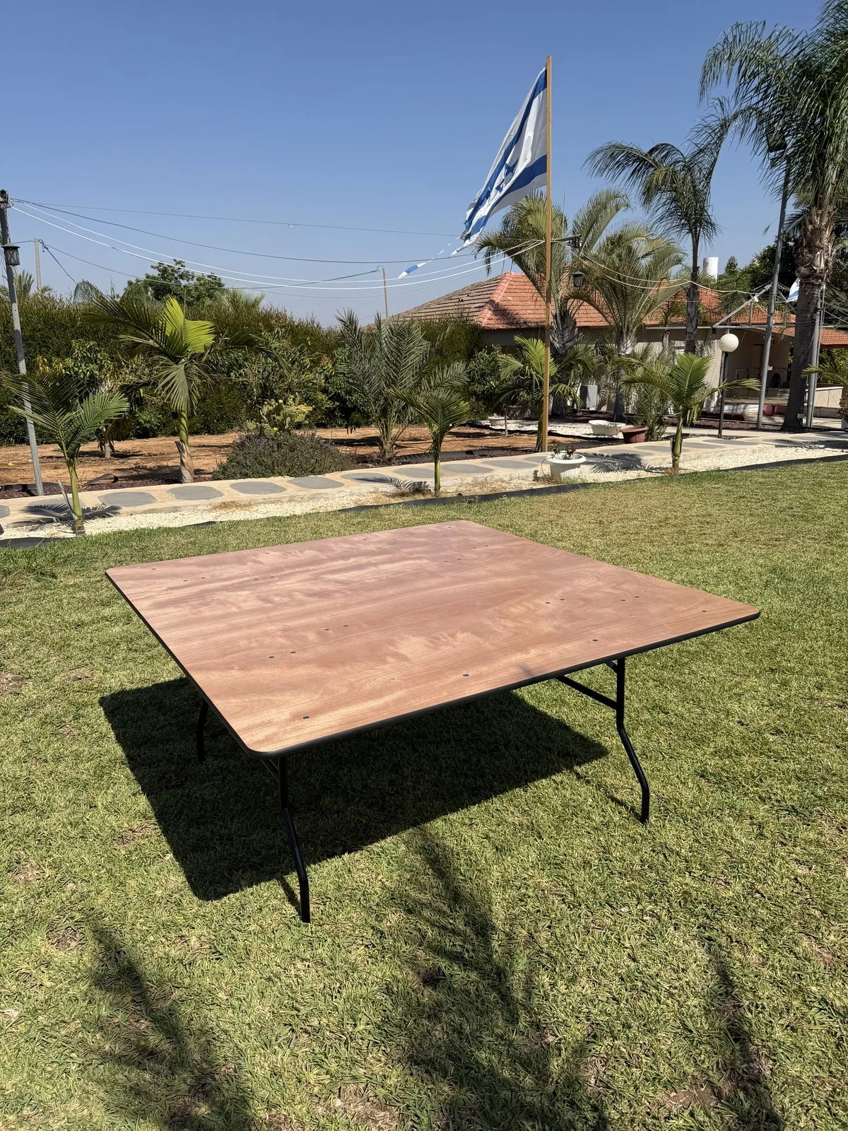 שולחן מרובע 120 על 120 סנטימטר להשכרה לאירועים