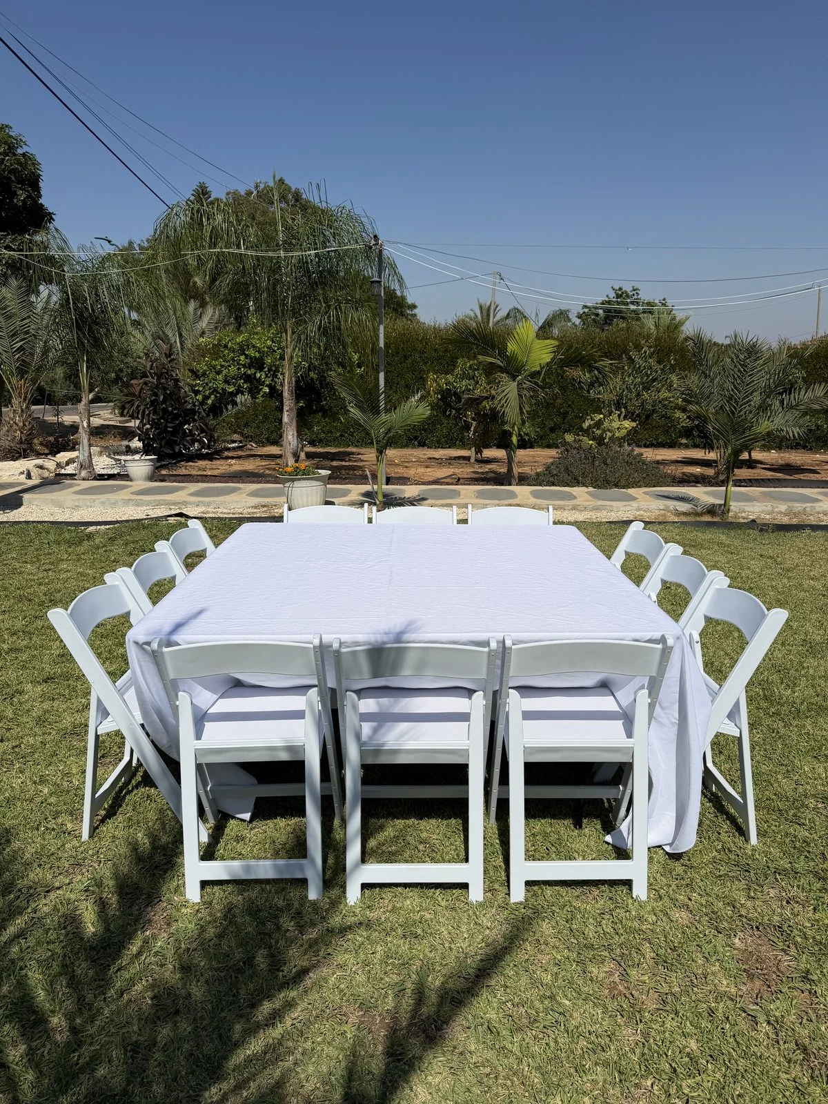 שולחן מרובע 160 על 160 מסודר לישיבה של שנים עשר אנשים באירוע