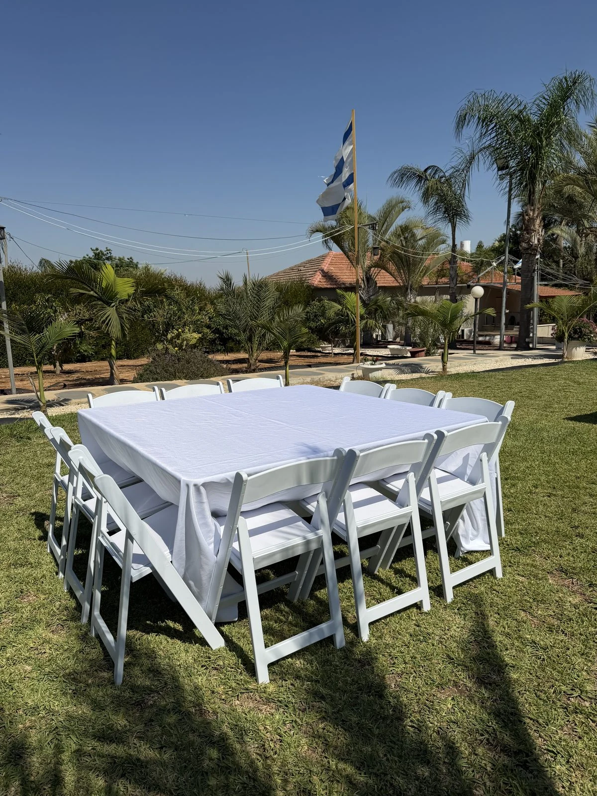 שולחן מרובע גדול מסודר באירוע מזווית נוספת