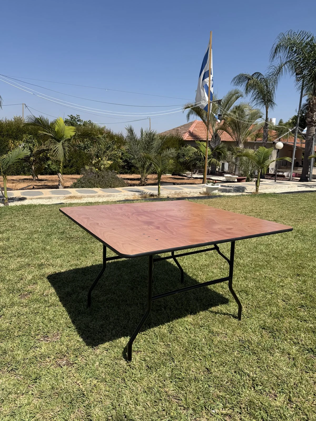 שולחן מרובע 160 על 160 סנטימטר להשכרה לאירועים