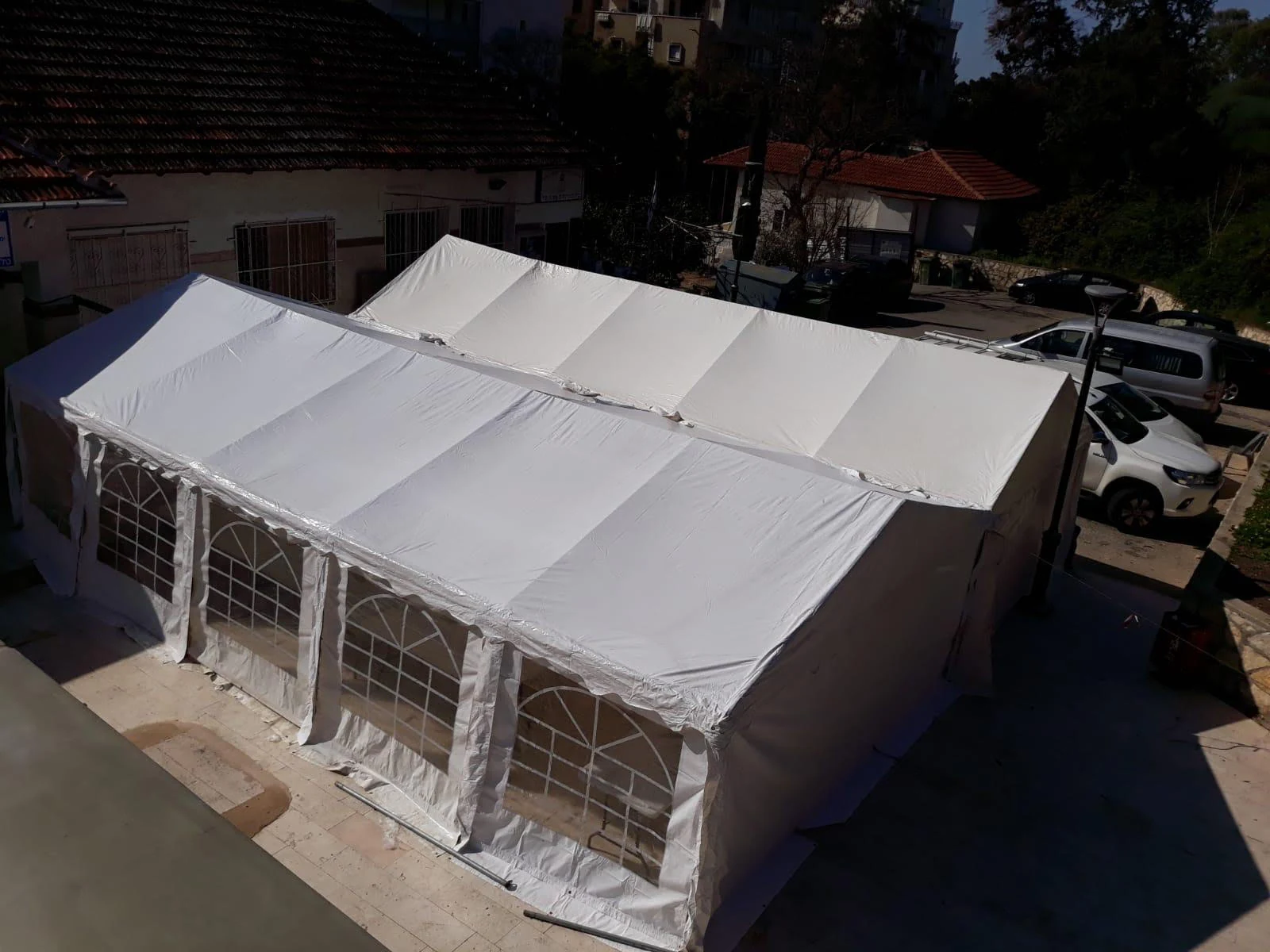 אוהל לבן גדול להשכרה לאירועים
