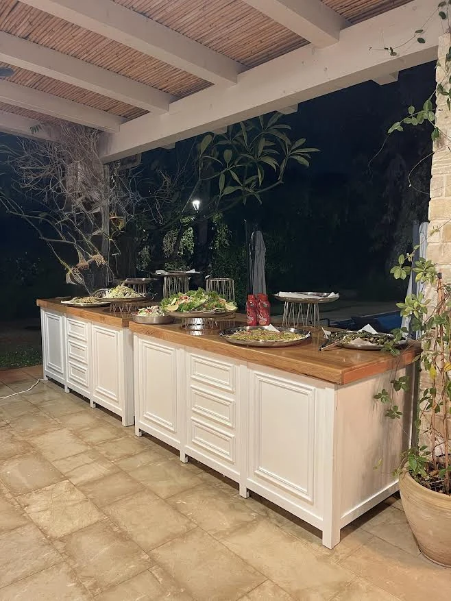 מזנון לבן עם פלטת עץ אלון ערוך להגשה באירוע