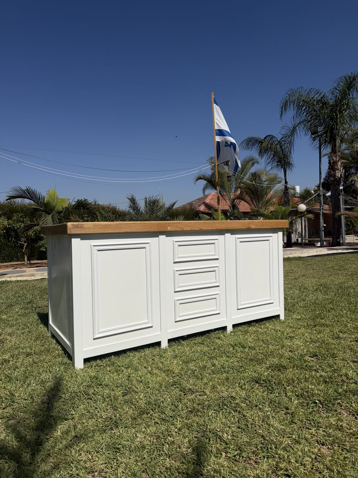 מזנון לבן עם פלטת עץ אלון להשכרה
