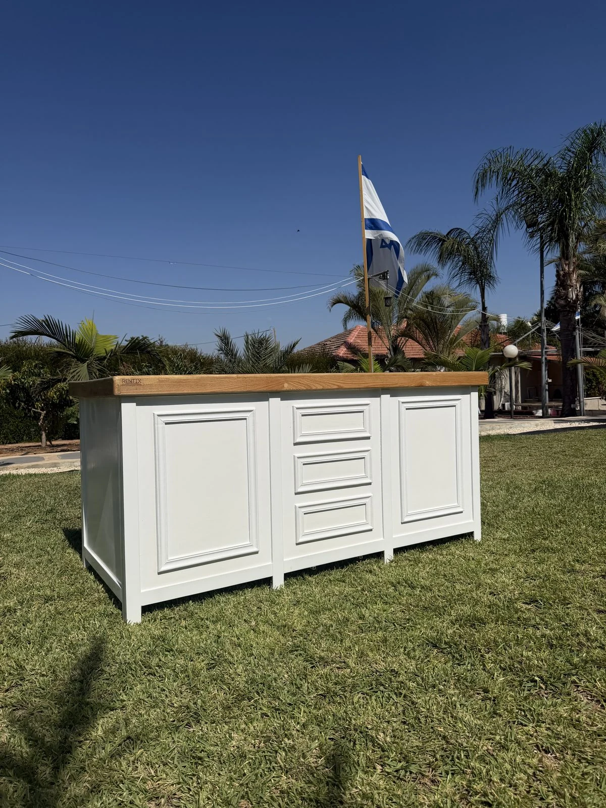 מזנון לבן עם פלטת עץ אלון להשכרה